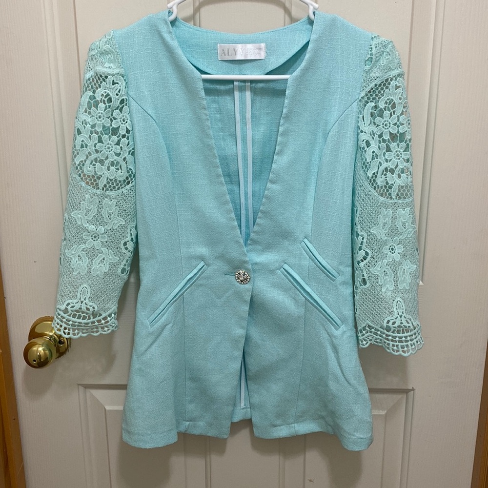 Beautiful lightweight blazer